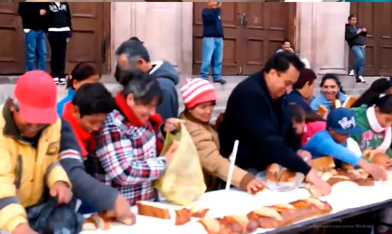 Rapiñan Rosca de Reyes en Zacatecas, pobladores se la llevaron en bolsas: VIDEO