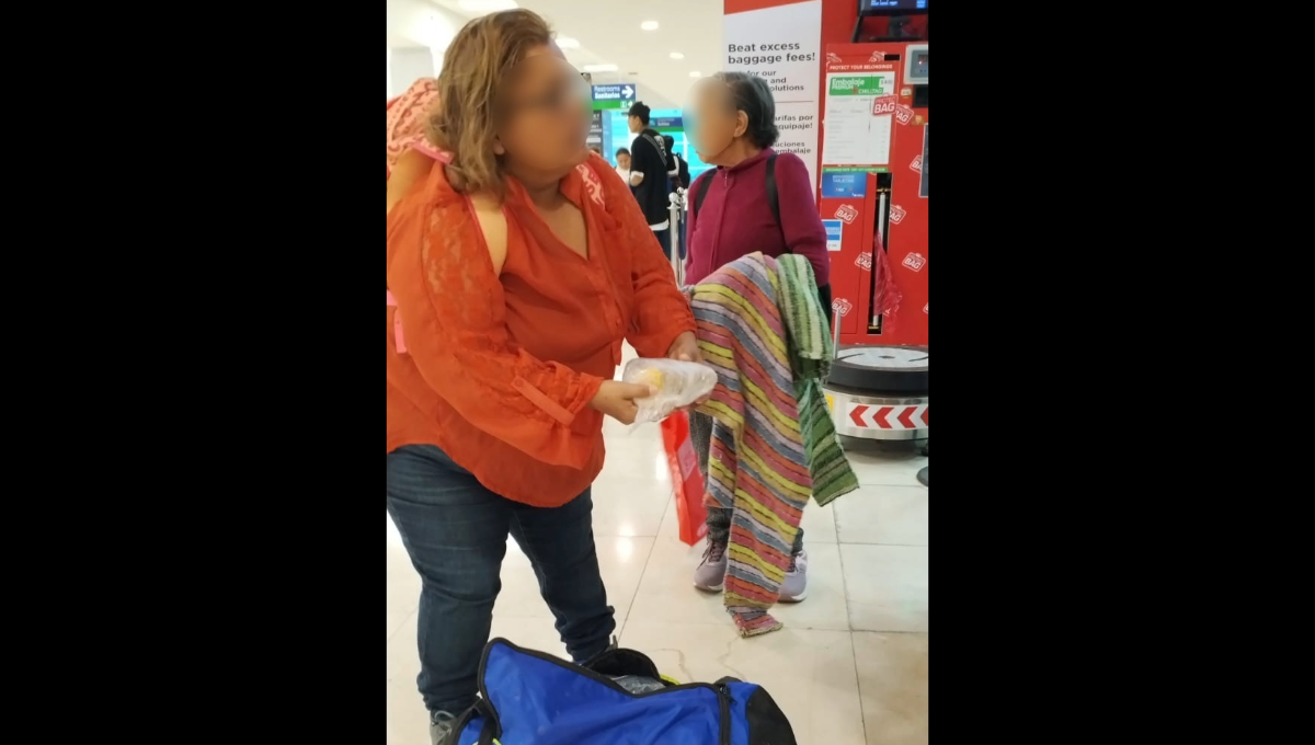 Mérida: Volaris 'obliga' a turistas a pagar 400 pesos para llevar su cochinita pibil