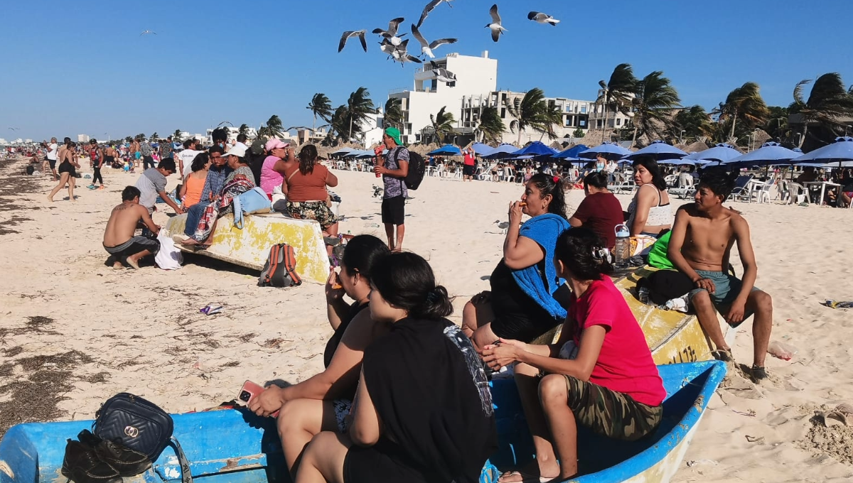 Bañistas arriban a Progreso ante la 'ola' de calor