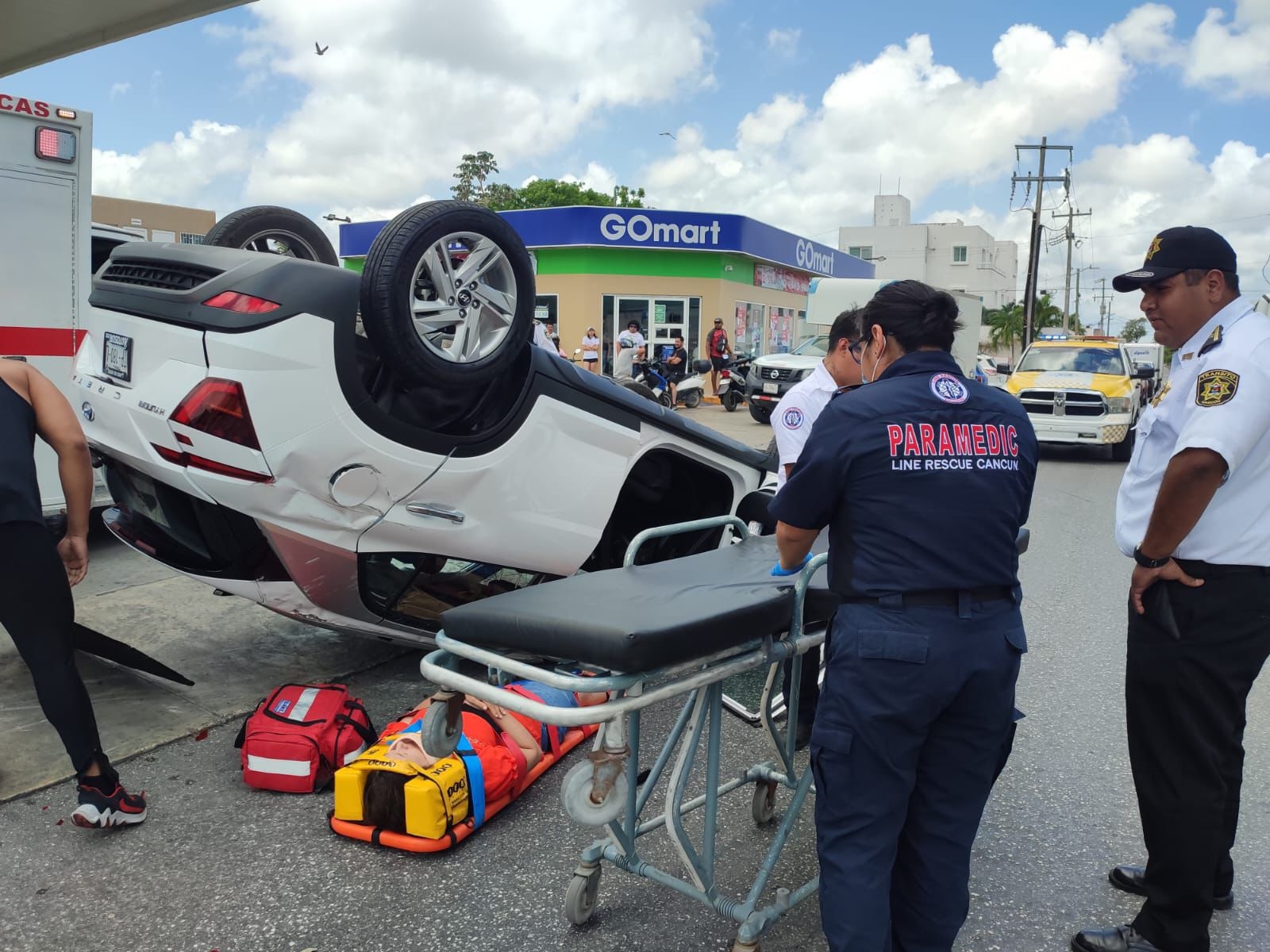 Conductor resulta herido tras volcar en su auto en Cancún