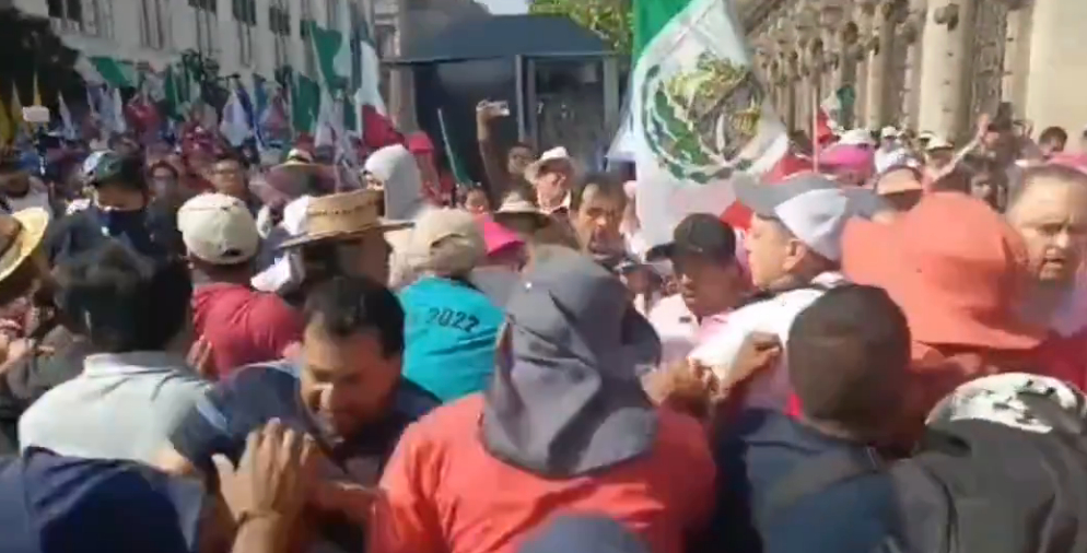 CNTE acusa agresiones de asistentes de la Marea Rosa en el Zócalo