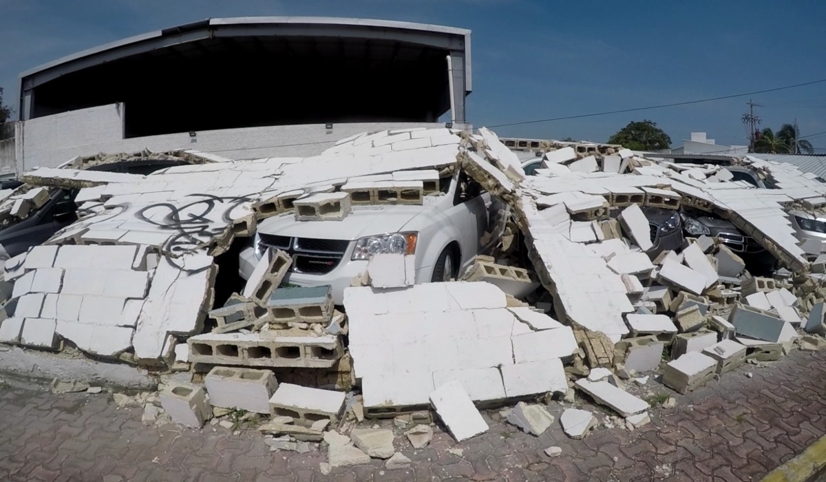 Caída de barda ocasiona daños en nueve vehículos en Playa del Carmen