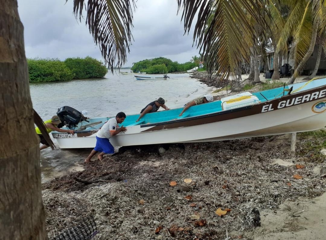 Secretaría de Marina evacúa a pobladores de comunidades de Quintana Roo