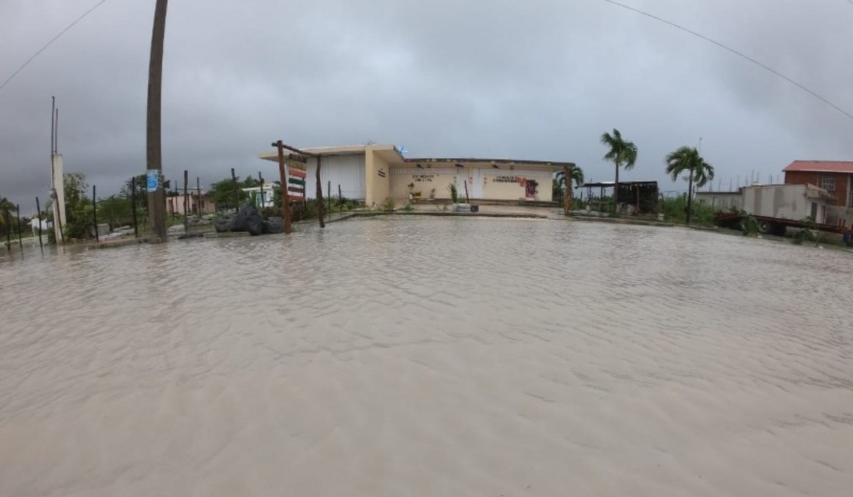 Lluvias provocan inundaciones en asentamientos irregulares de Mahahual