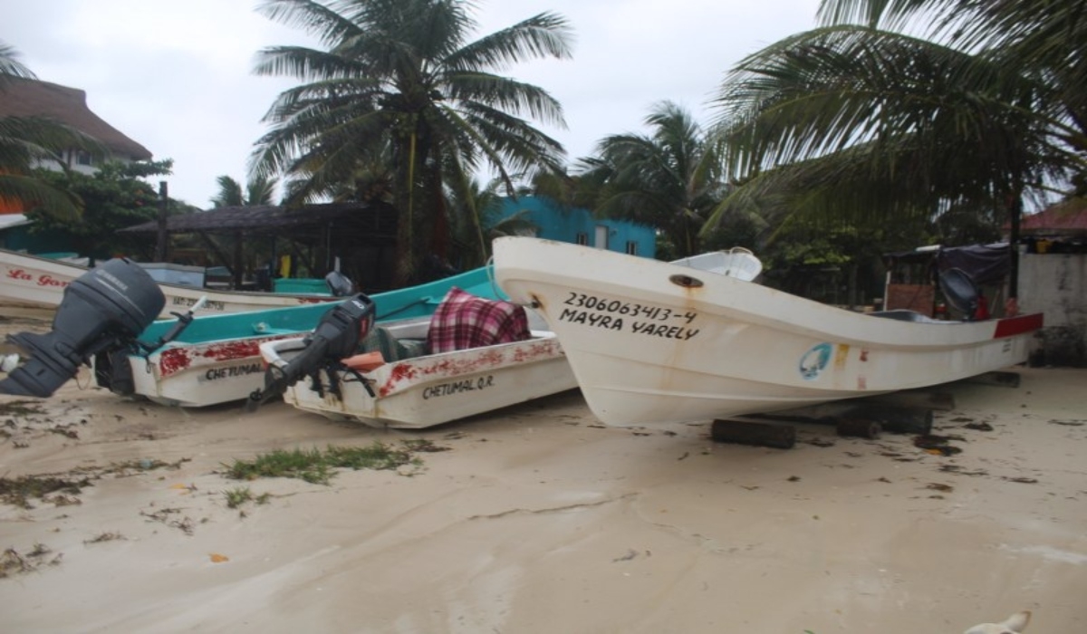 Se evacuaron alrededor de 150 pescadores de Banco Chinchorro y el puerto de Mahahual fue cerrado a la navegación.