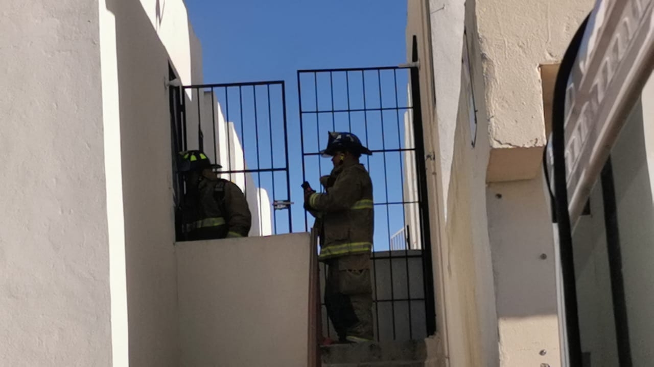 Las llamas provocaron una humareda en el interior de una casa habitación localizada en un segundo piso