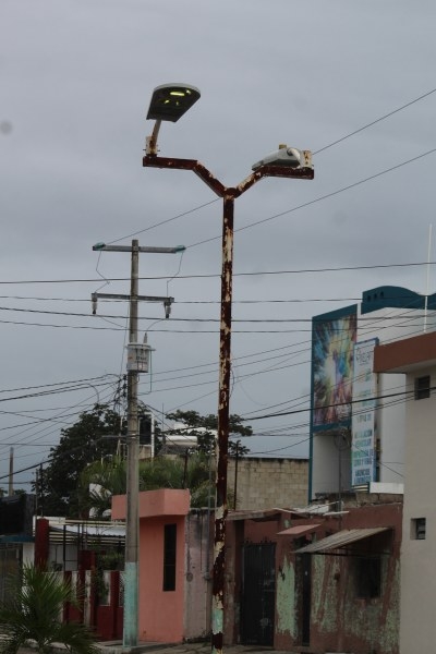 Cada vez más deterioradas se ven las luminarias públicas en calles de Chetumal