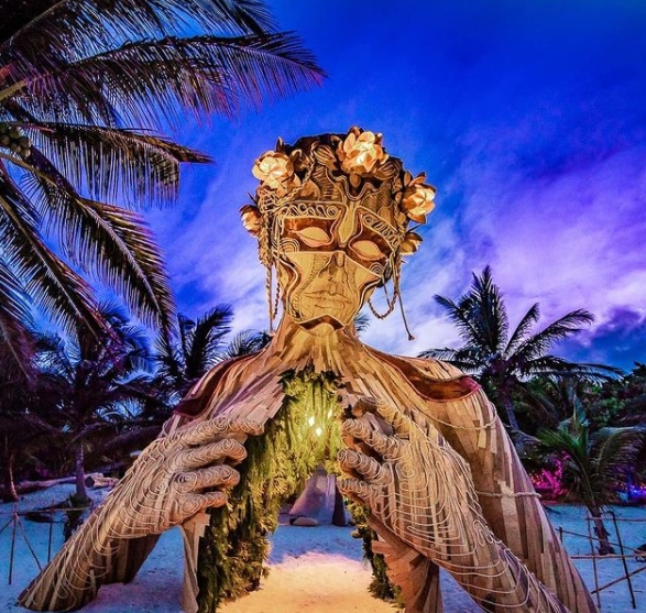 Esta imponente escultura se ha convertido en parador fotográfico en Tulum