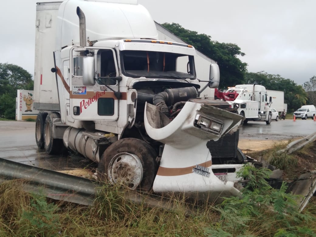 Por lluvia tractocamión resbala y sale de la carretera en Yucatán
