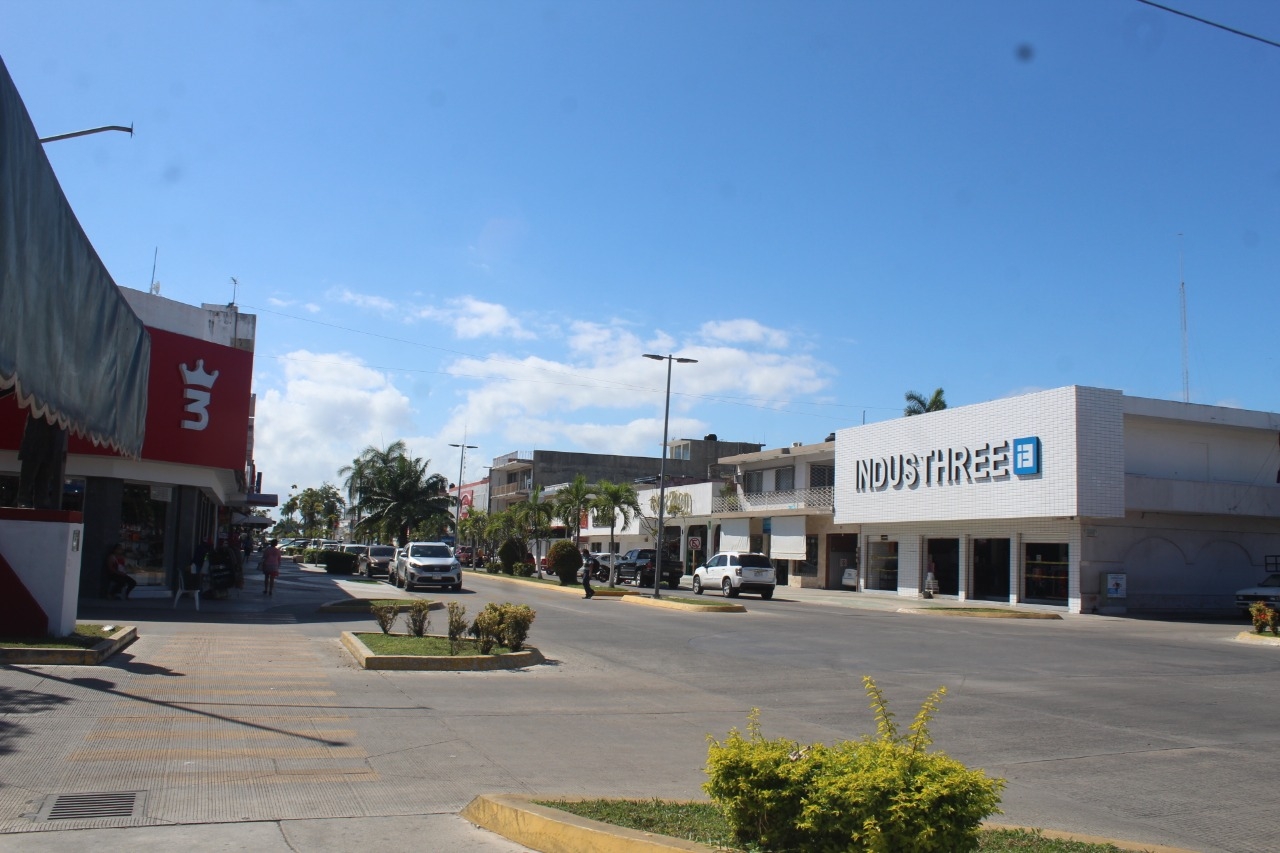 La Av. Héroes, es la principal arteria comercial en Chetumal