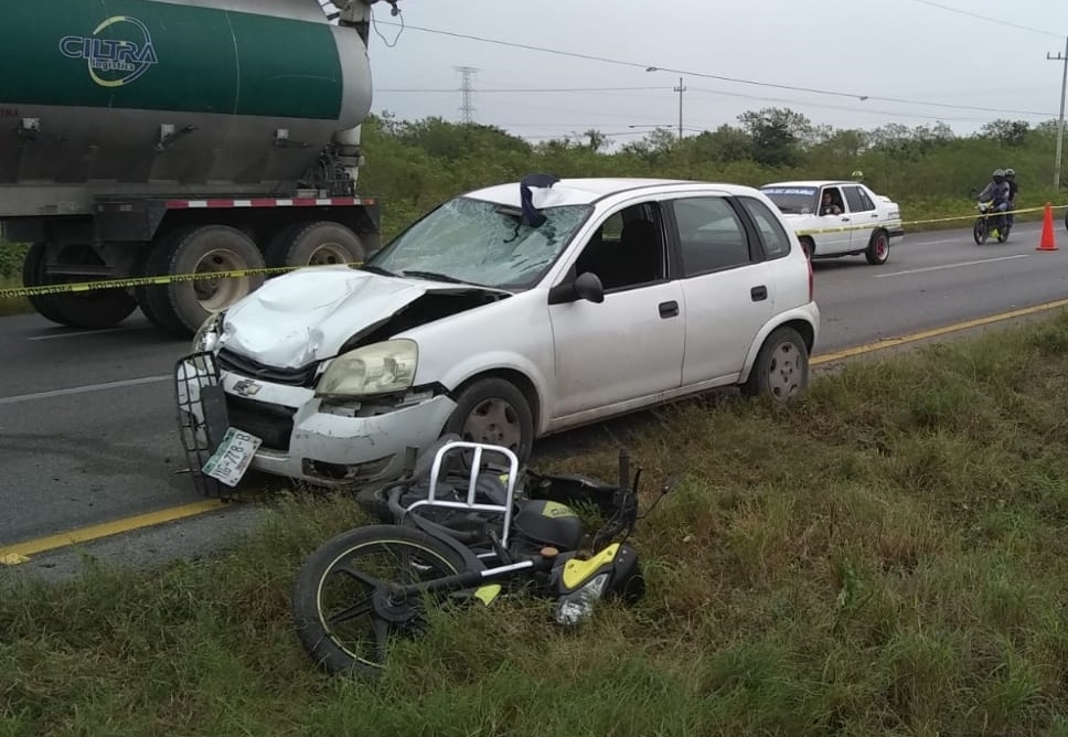 Muere motociclista al intentar cruzar la carretera Mérida-Cancún