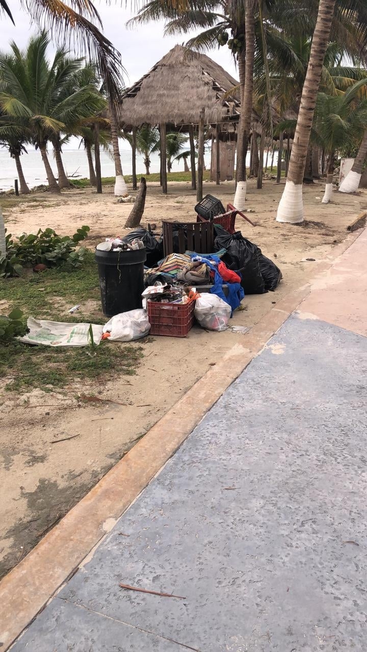 Estos desperdicios están a un lado de la zona de playas de Mahahual