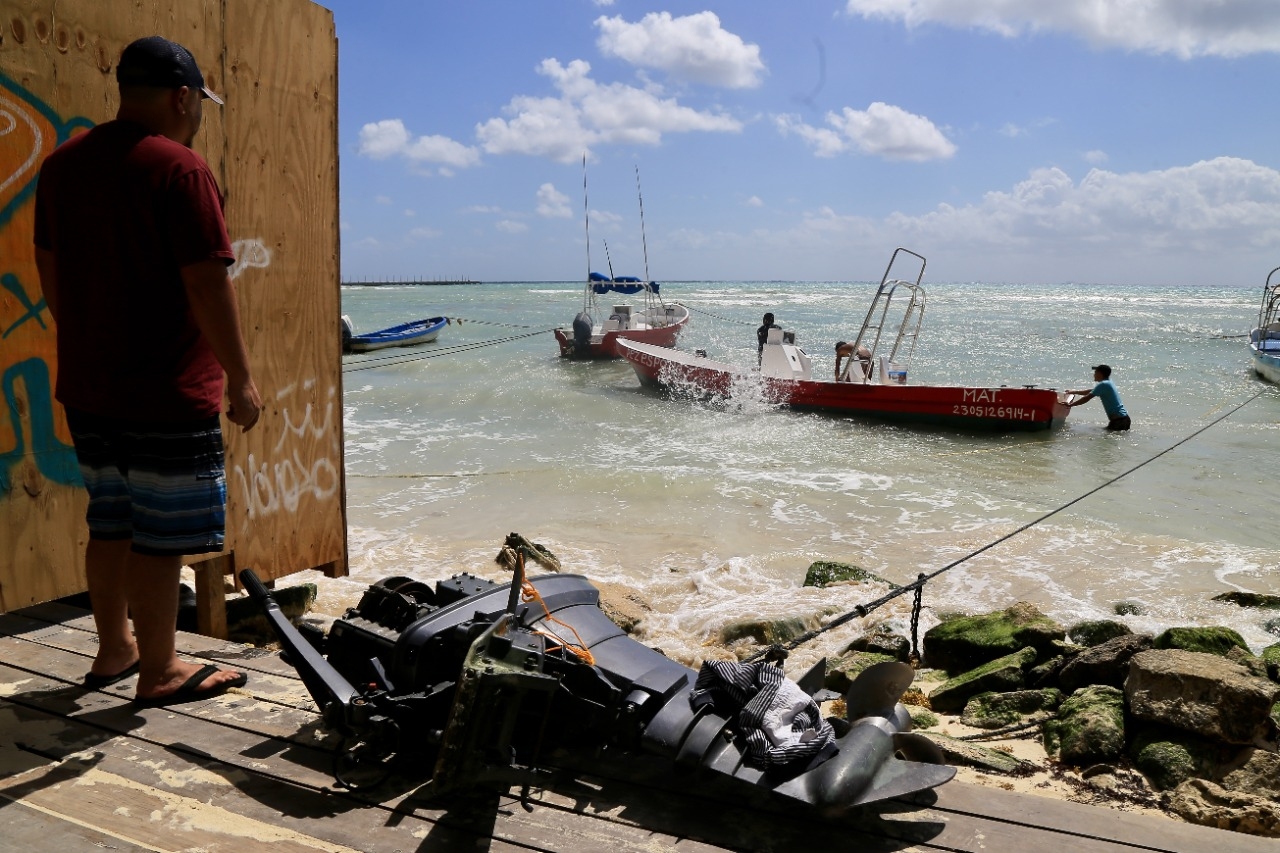 Lanchas pesqueras sufren inclemencias del clima en Playa del Carmen