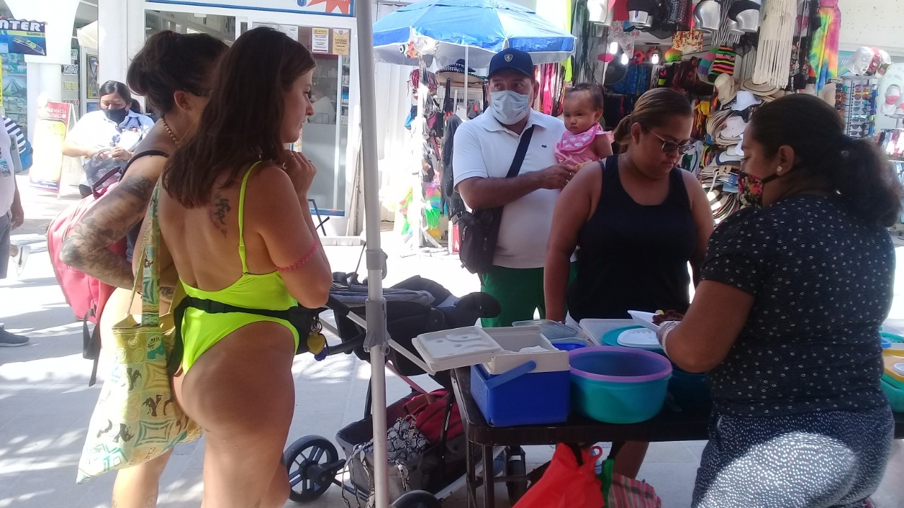 Turistas extranjeros prefieren comida de vendedores ambulantes en Playa del Carmen