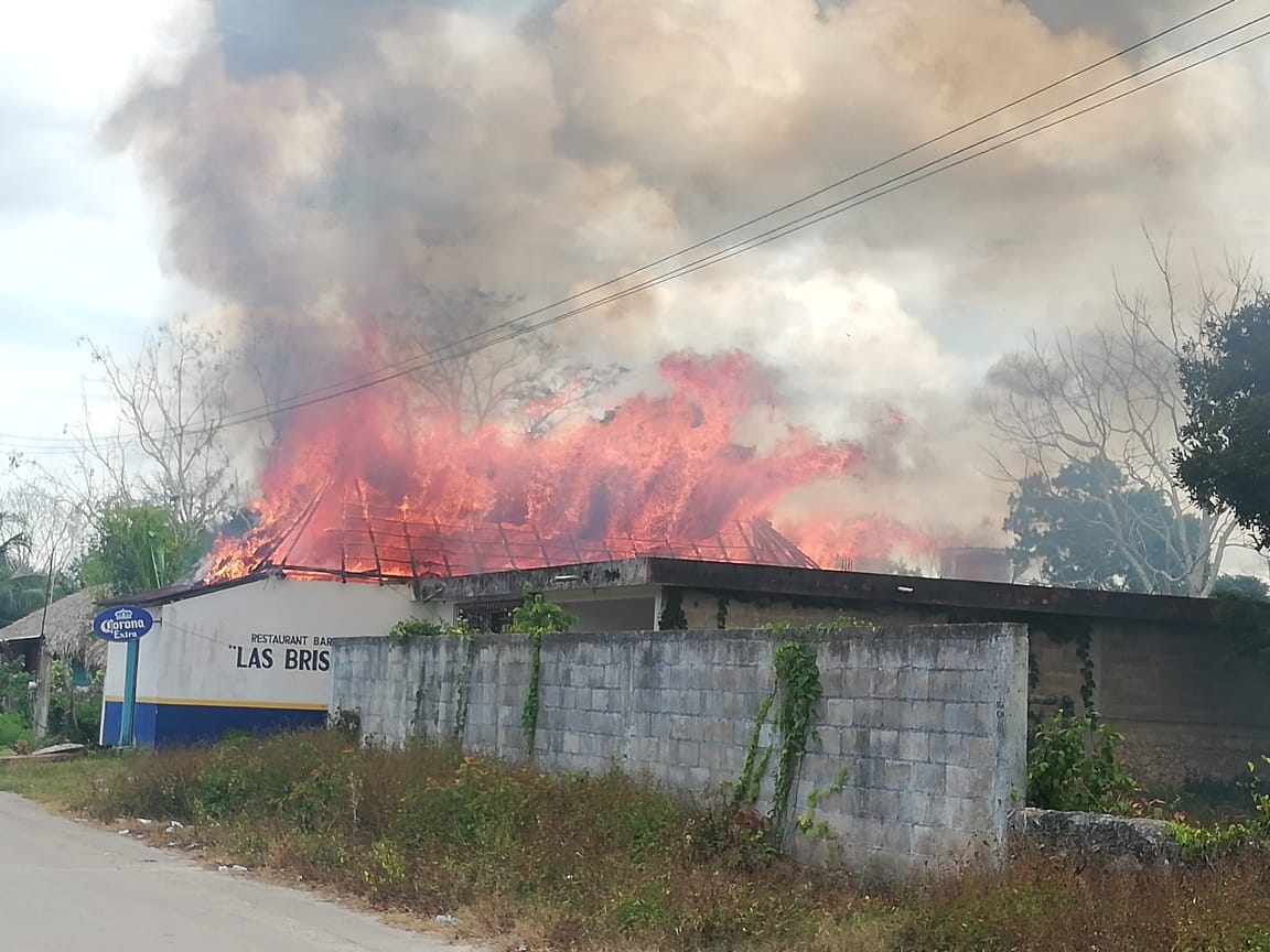 Se incendia palapa de un bar en localidad de Felipe Carrillo Puerto
