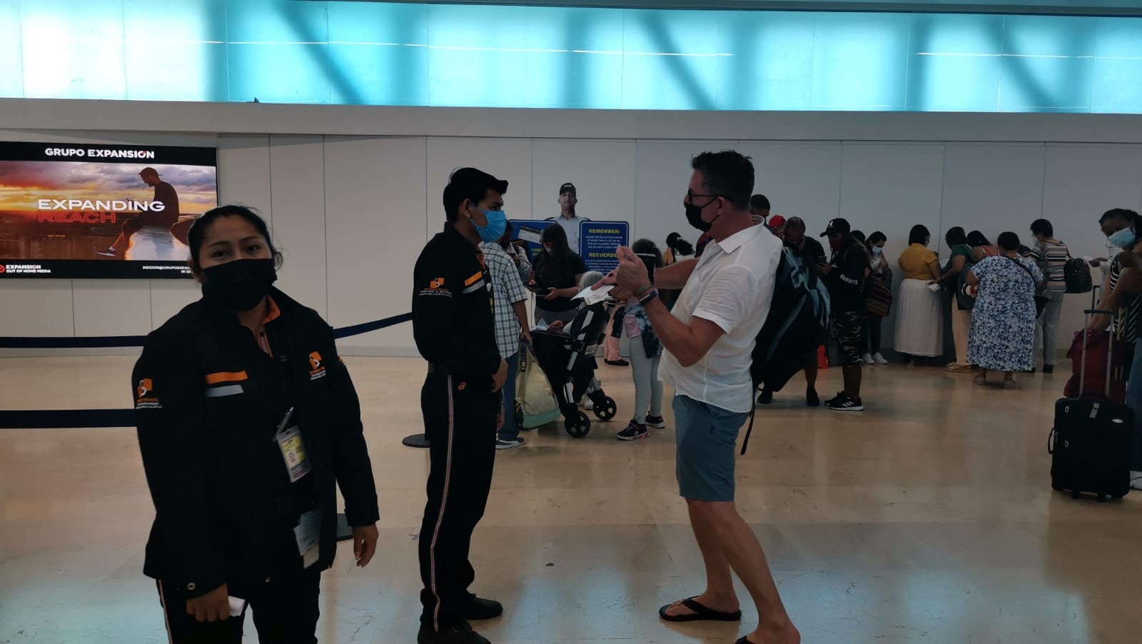 Turista extranjero 'ponen el ambiente' en el aeropuerto de Cancún: VIDEO