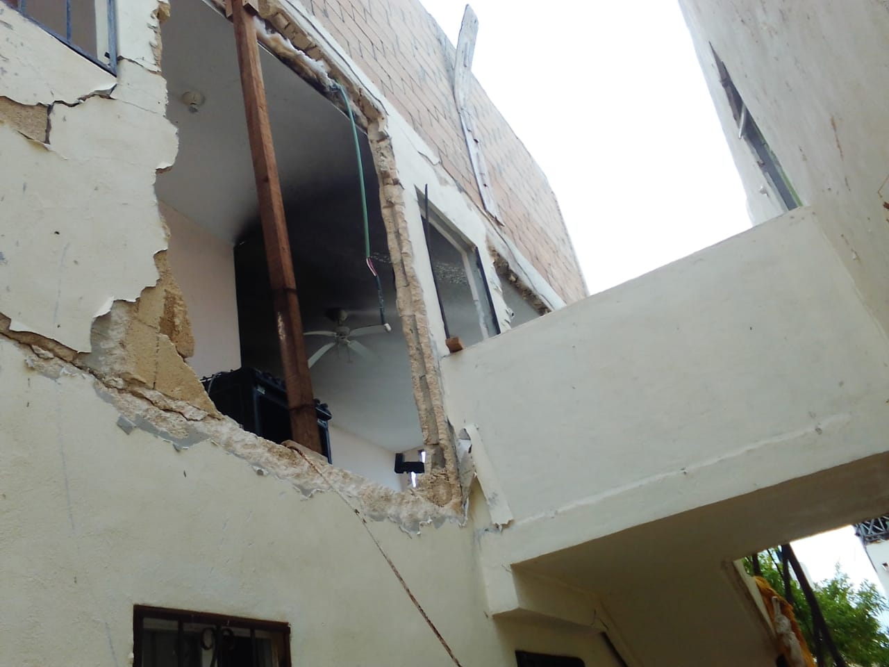 Vecinos temen desplome de edificio en Playa del Carmen: FOTOS