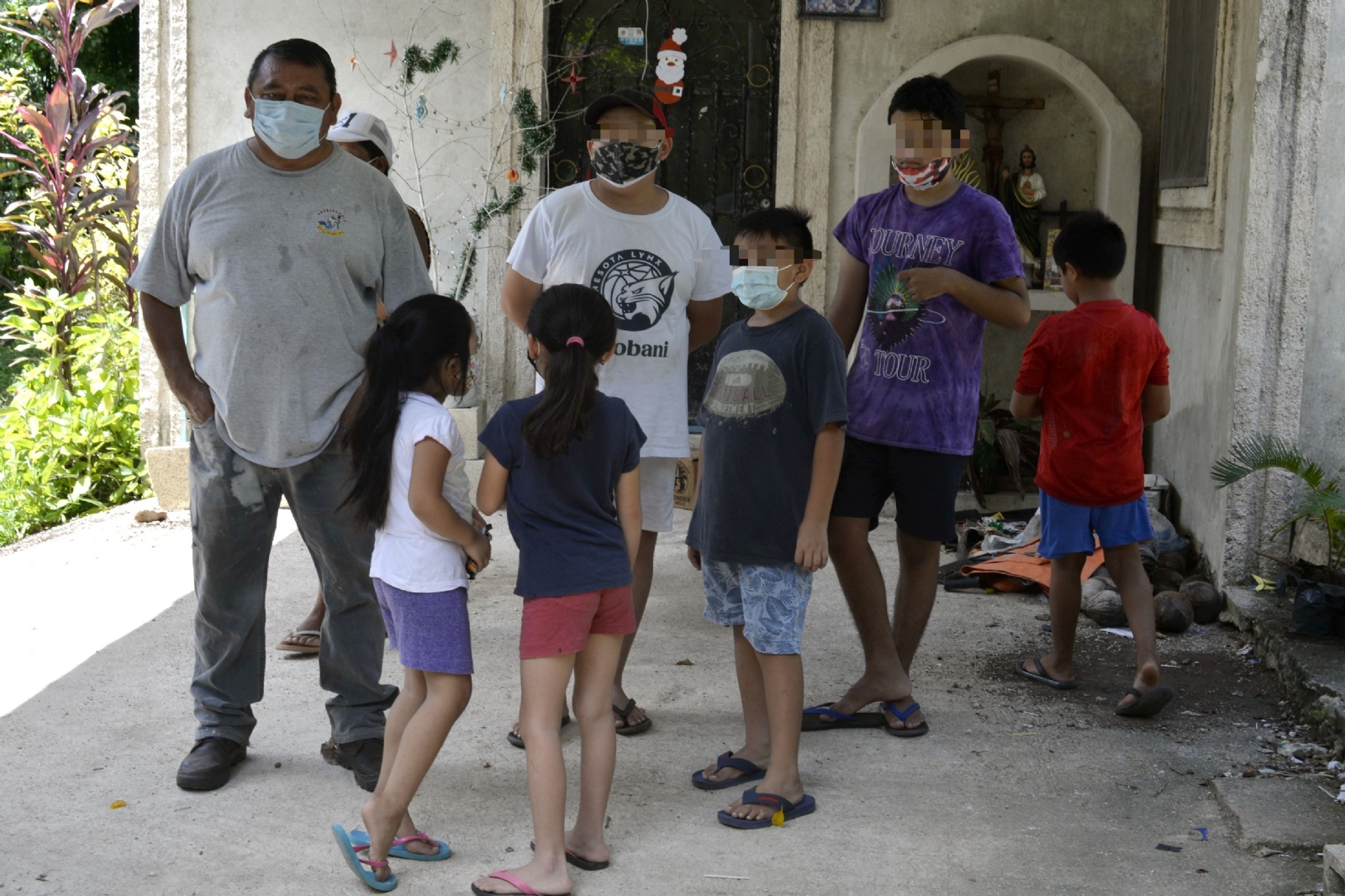 'Apesta a cochino': Niños se quejan del olor que genera granja porcícola en Izamal
