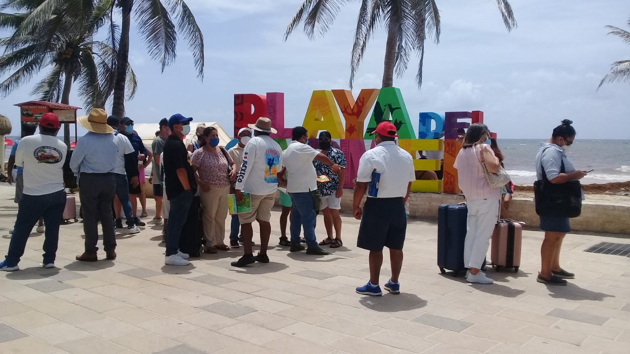 Sargazo en Playa del Carmen 'obliga' a turistas a visitar Cozumel
