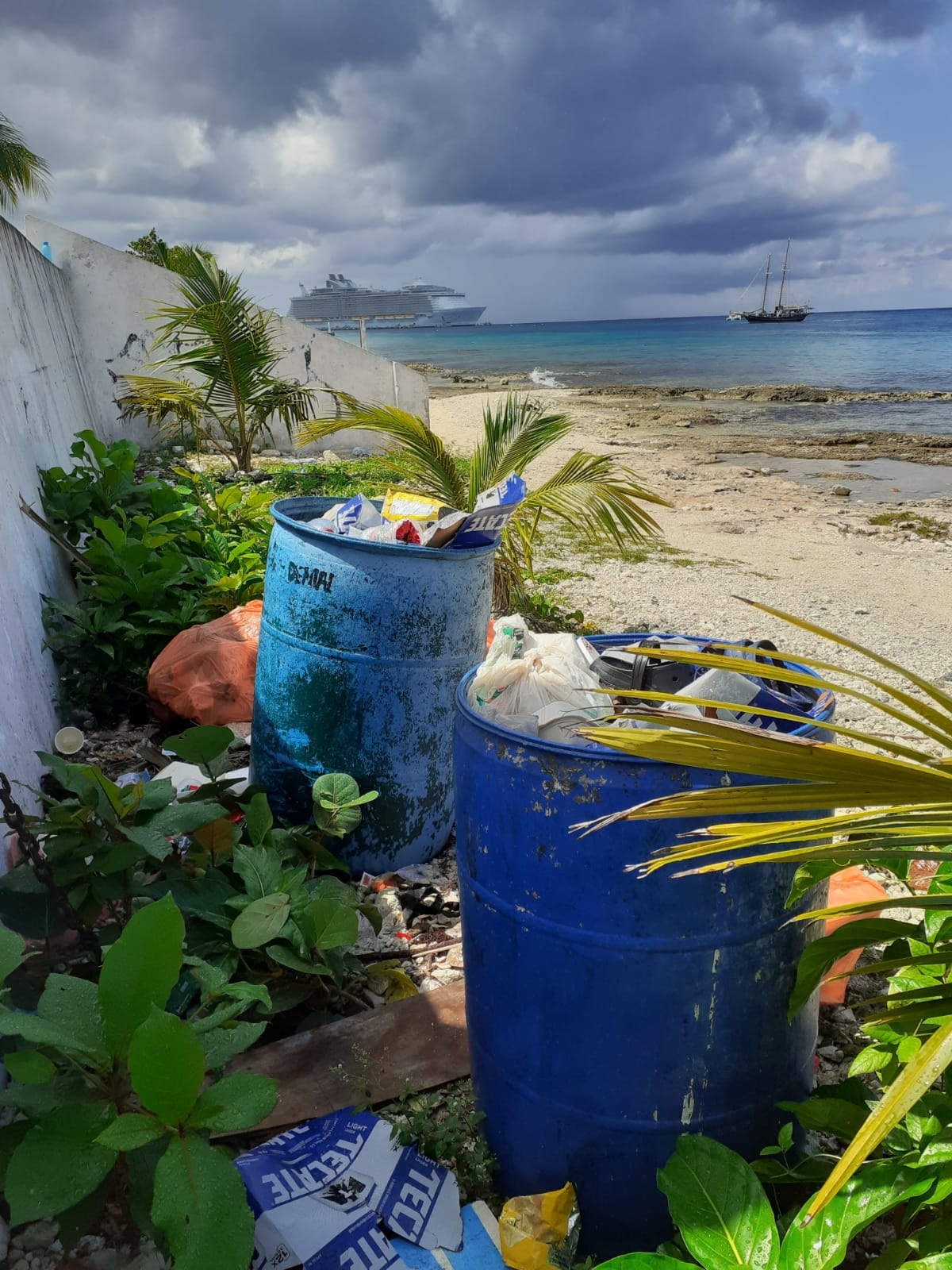 Ciudadanos 'nadan' entre basura en Cozumel; no han pasado camiones recolectores