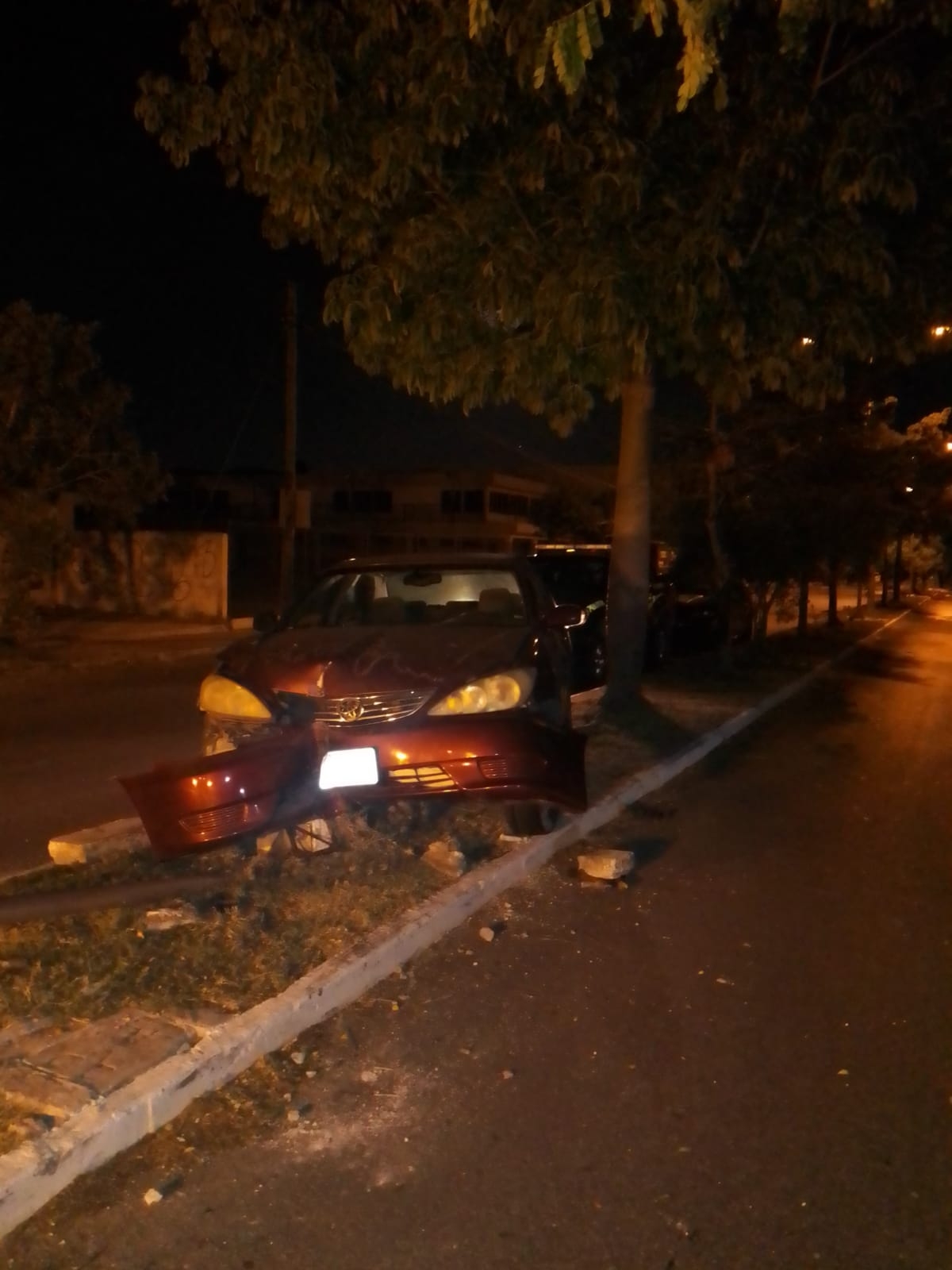 Conductor termina en la banqueta tras perder el control de su vehículo en Mérida