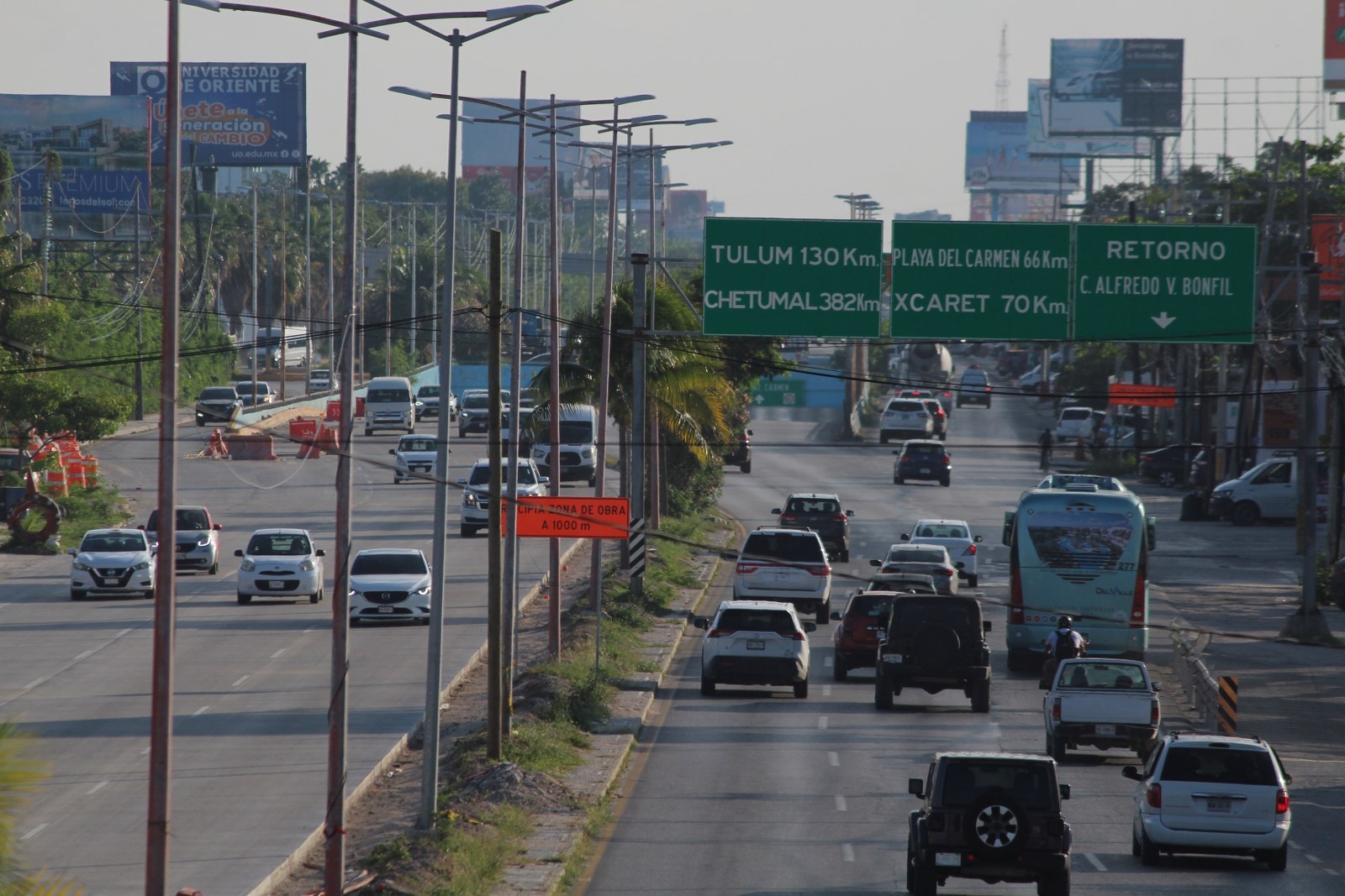 Empleados se quejan del tráfico por las obras públicas en el Boulevard de Cancún