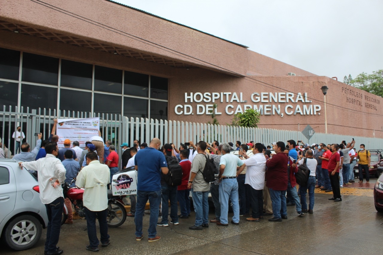 Petroleros exhiben falta de medicinas en el Hospital de Pemex de Ciudad del Carmen