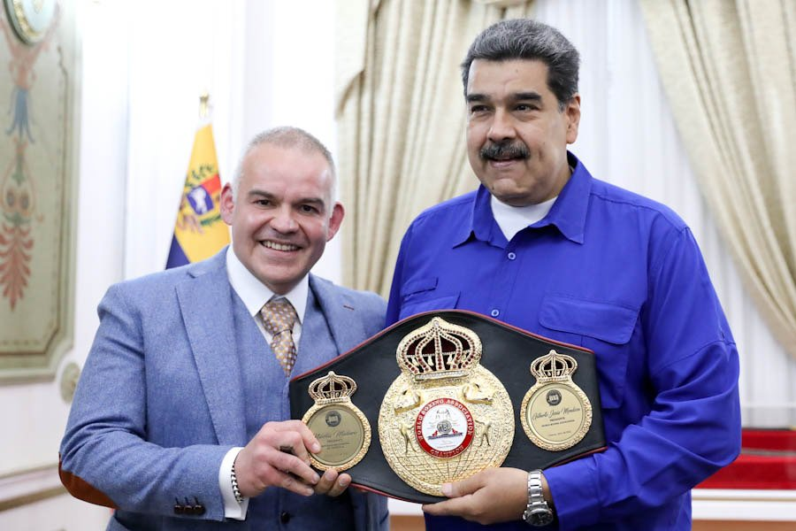 Nicolás Maduro recibe título de campeón de la Asociación Mundial de Boxeo