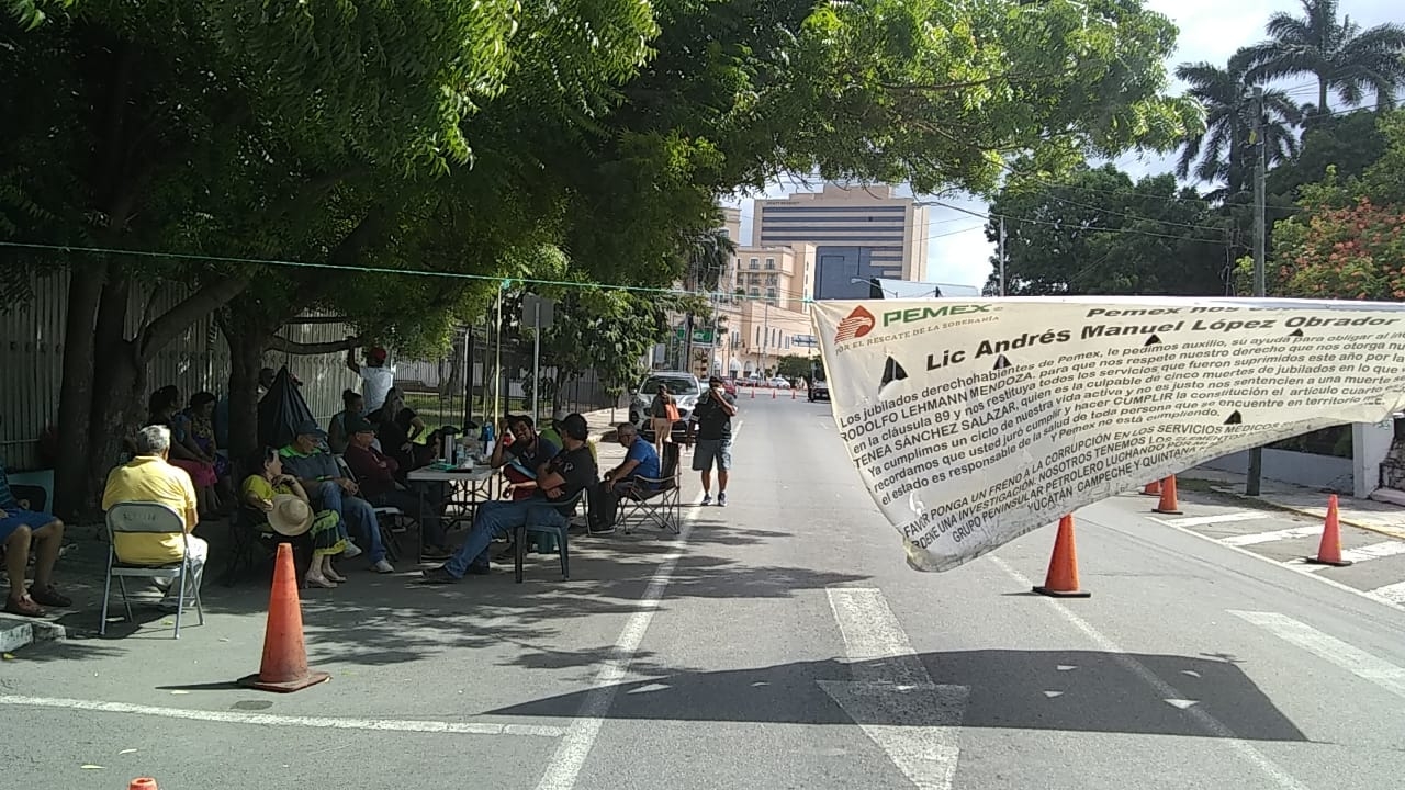 Jubilados de Pemex llevan 16 días de bloqueo sobre la calle 60: EN VIVO