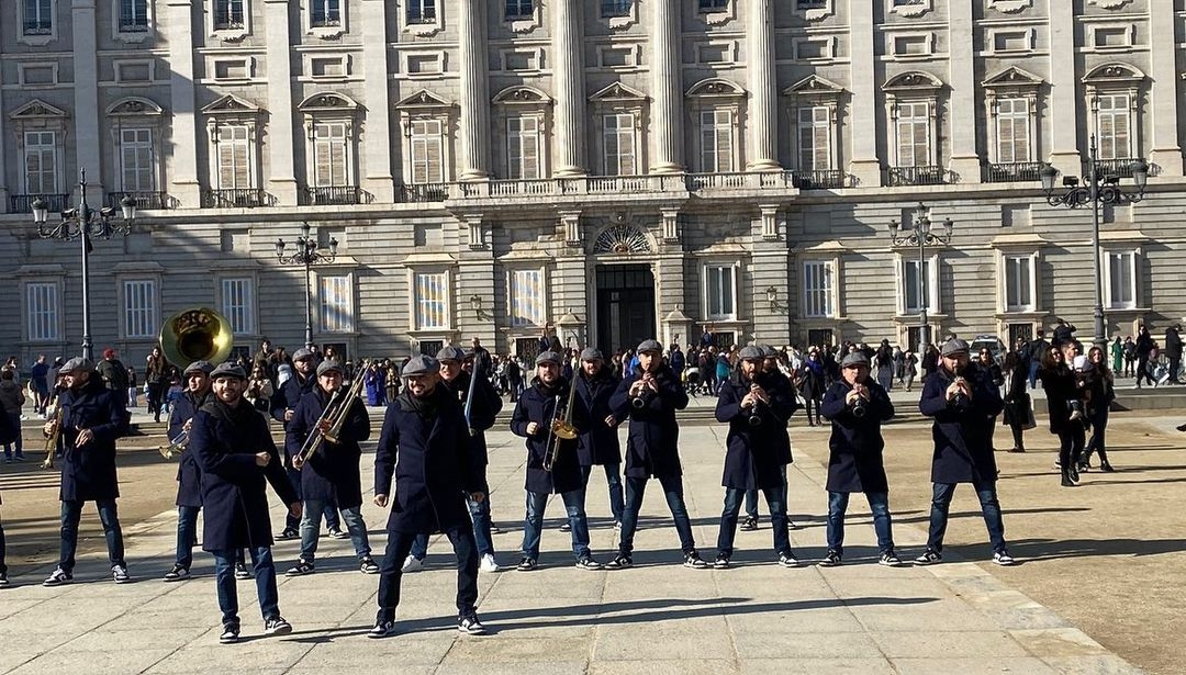 Después de andar en un turibus, también tocaron en una plaza de Madrid. Foto:Instagram LaMalinche