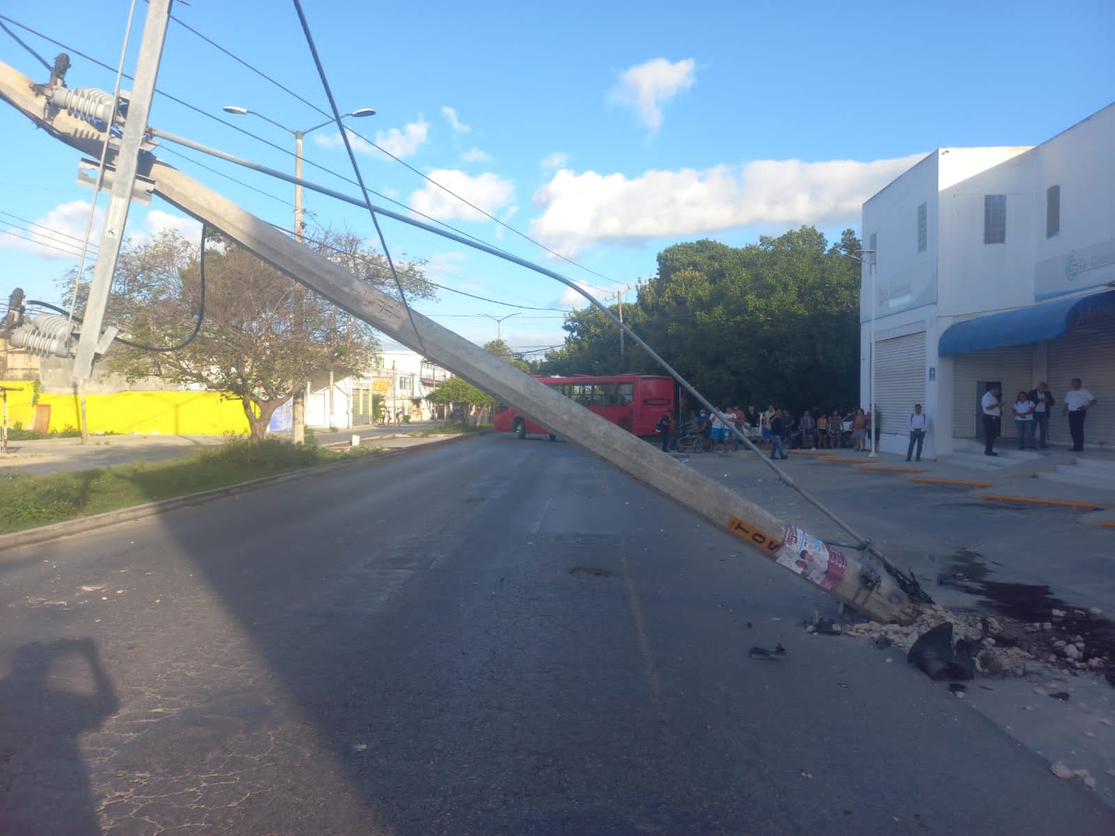 ¡Aparatoso accidente en Cancún! Conductor derriba poste de luz y atropella a un peatón