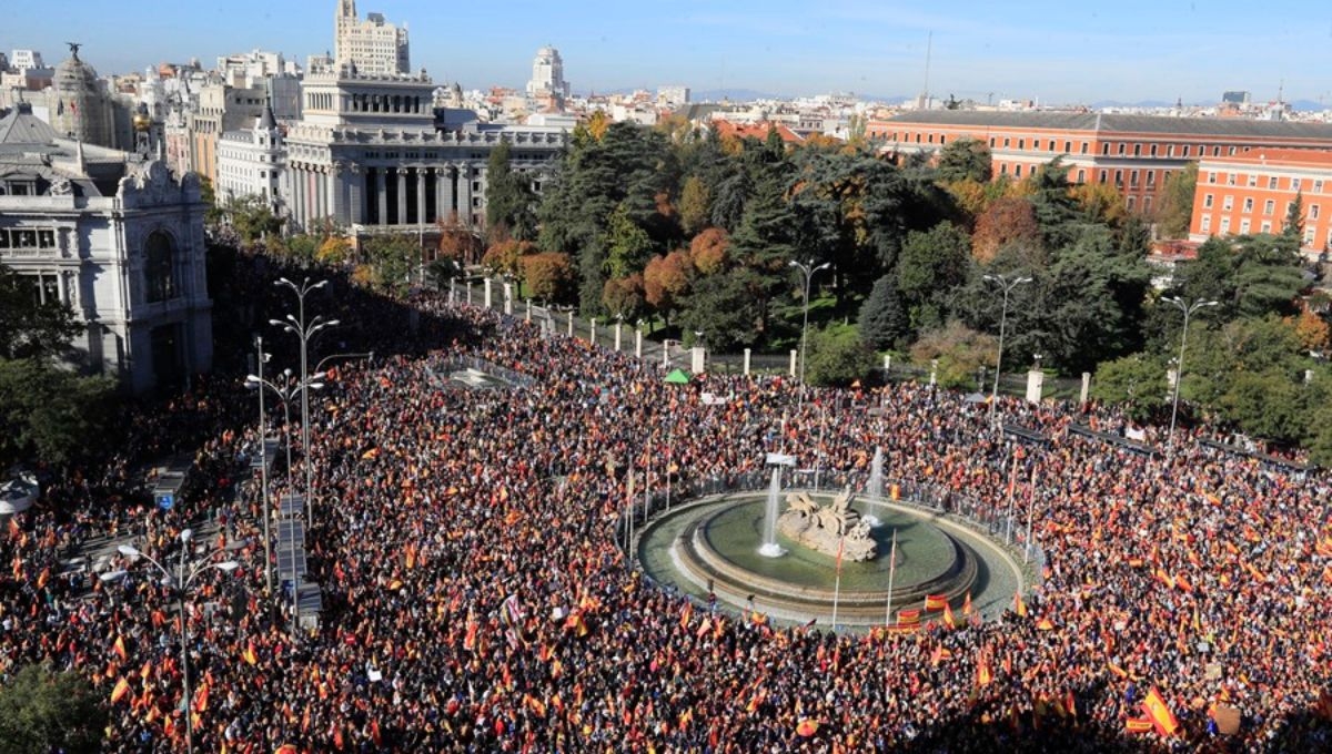 Miles de españoles salieron a las calles de Madrid para protestar contra la Ley de Amnistpía de Pedro Sánchez