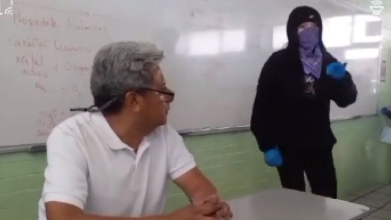 IPN investigará a profesor acusado por acoso; fue el mismo que fue golpeado por sus alumnas