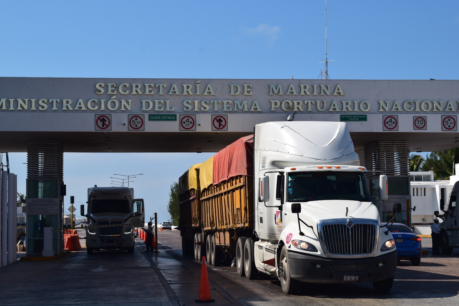 Continúa la tensión por el 'atorón' de contenedores de exportación en Progreso: EN VIVO