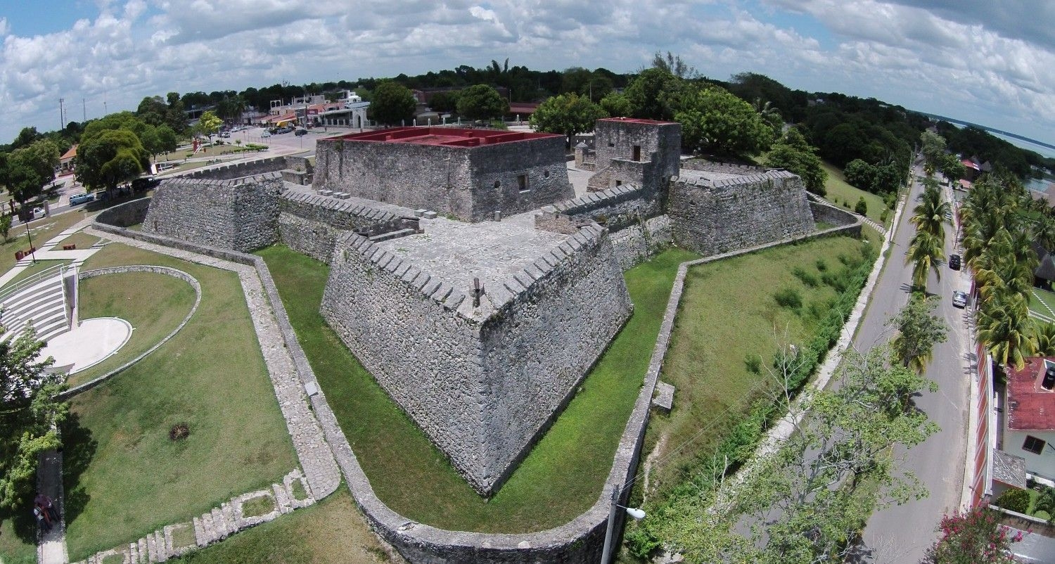 Construido en el siglo XVIII, específicamente en 1733, este fuerte fue edificado por orden del entonces gobernador de Yucatán