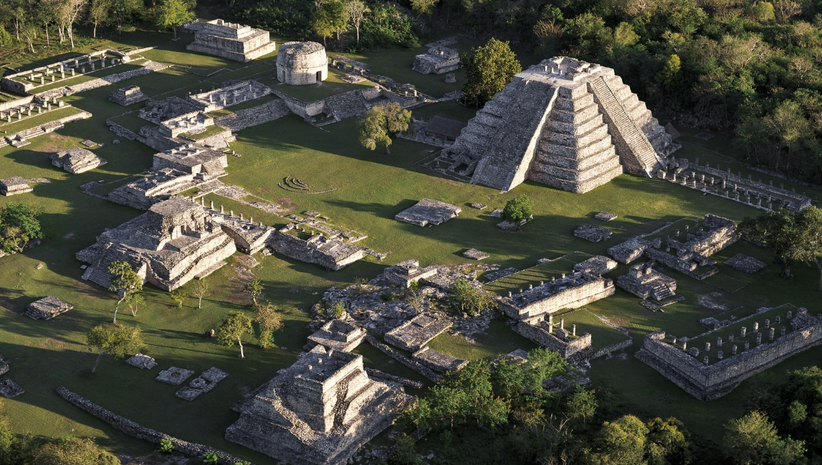 Topógrafos miden la zona arqueológica de Mayapán que está cerrada desde hace un mes