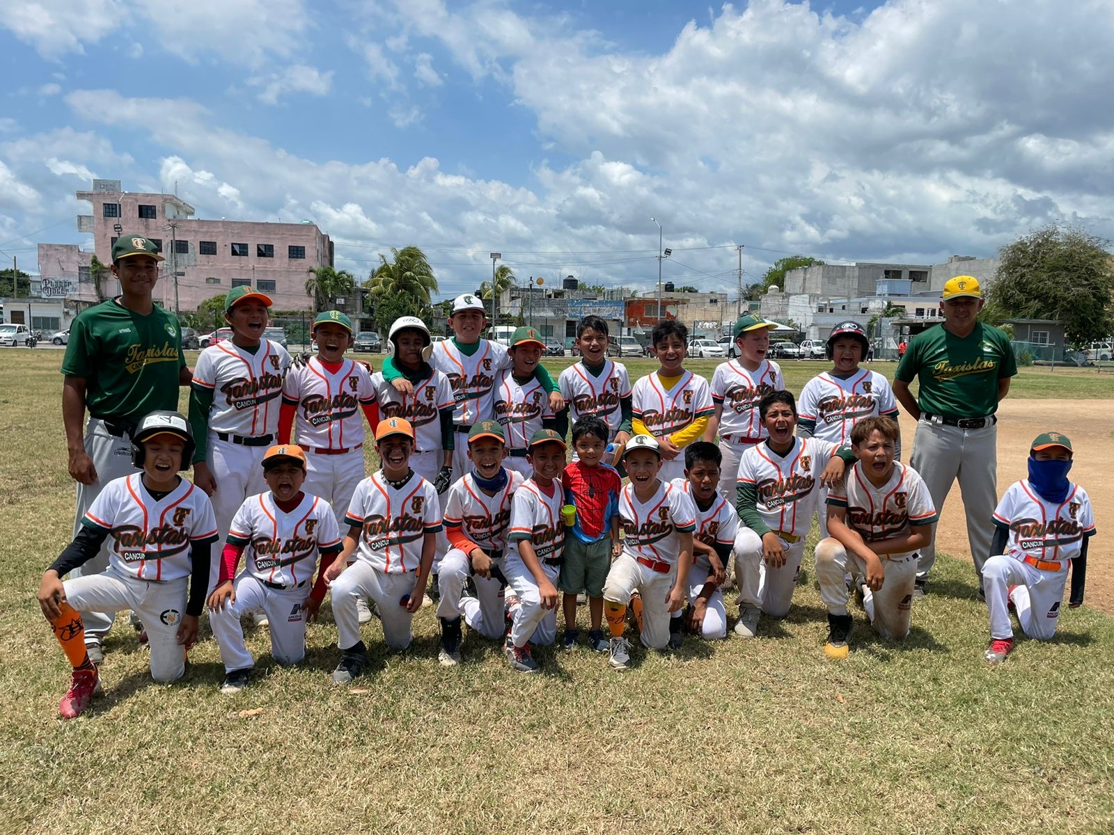 El pitcher Joshua Escalante se agenció el triunfo en uno de los campos infantiles de la unidad deportiva “José María Morelos u Pavón”
