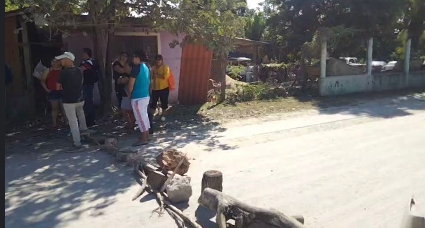 Vecinos bloquean calle en Chetumal por daños viales causado por camiones del Tren Maya