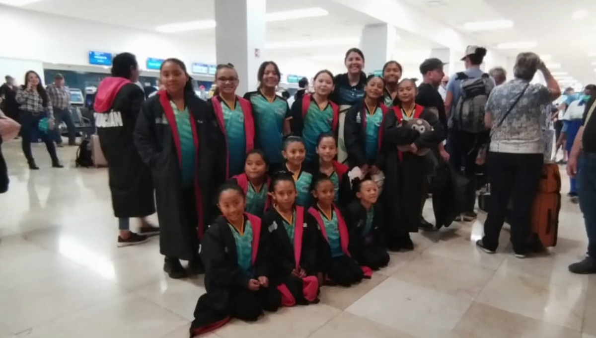 Atletas yucatecas viajan a la Ciudad de México para participar en un torneo de natación
