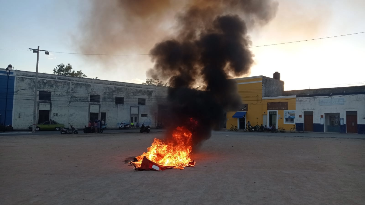 Mototaxistas de Espita incendiaron vallas y señalamientos de plástico como protesta