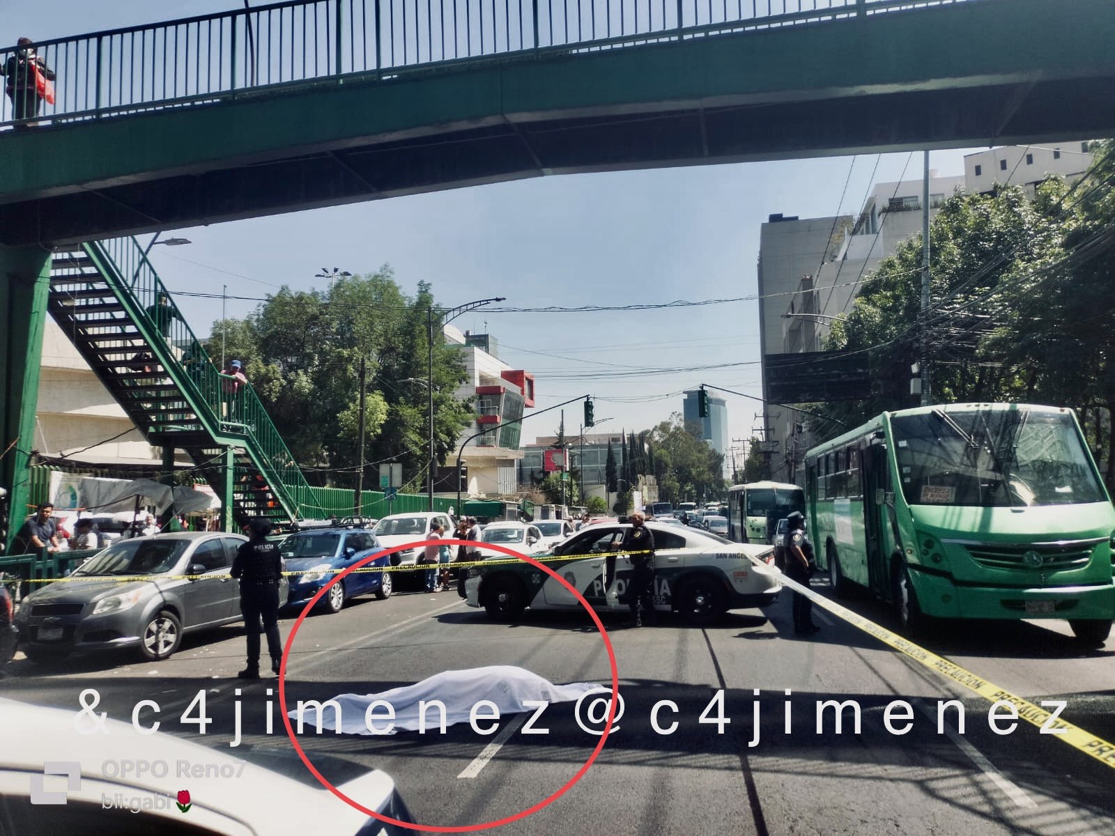 Hombre se quita la vida saltando de un puente peatonal en la Ciudad de México