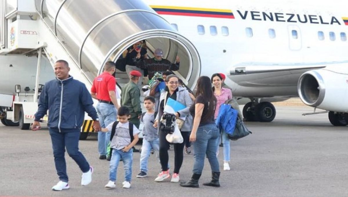 80 venezolanos dejan México para volver a su patria bajo programa gubernamental
