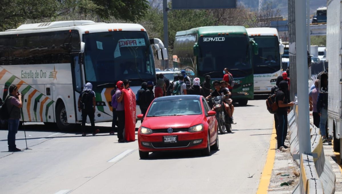 Estudiantes de Ayotzinapa bloquean Autopista del Sol exigiendo justicia por compañero asesinado