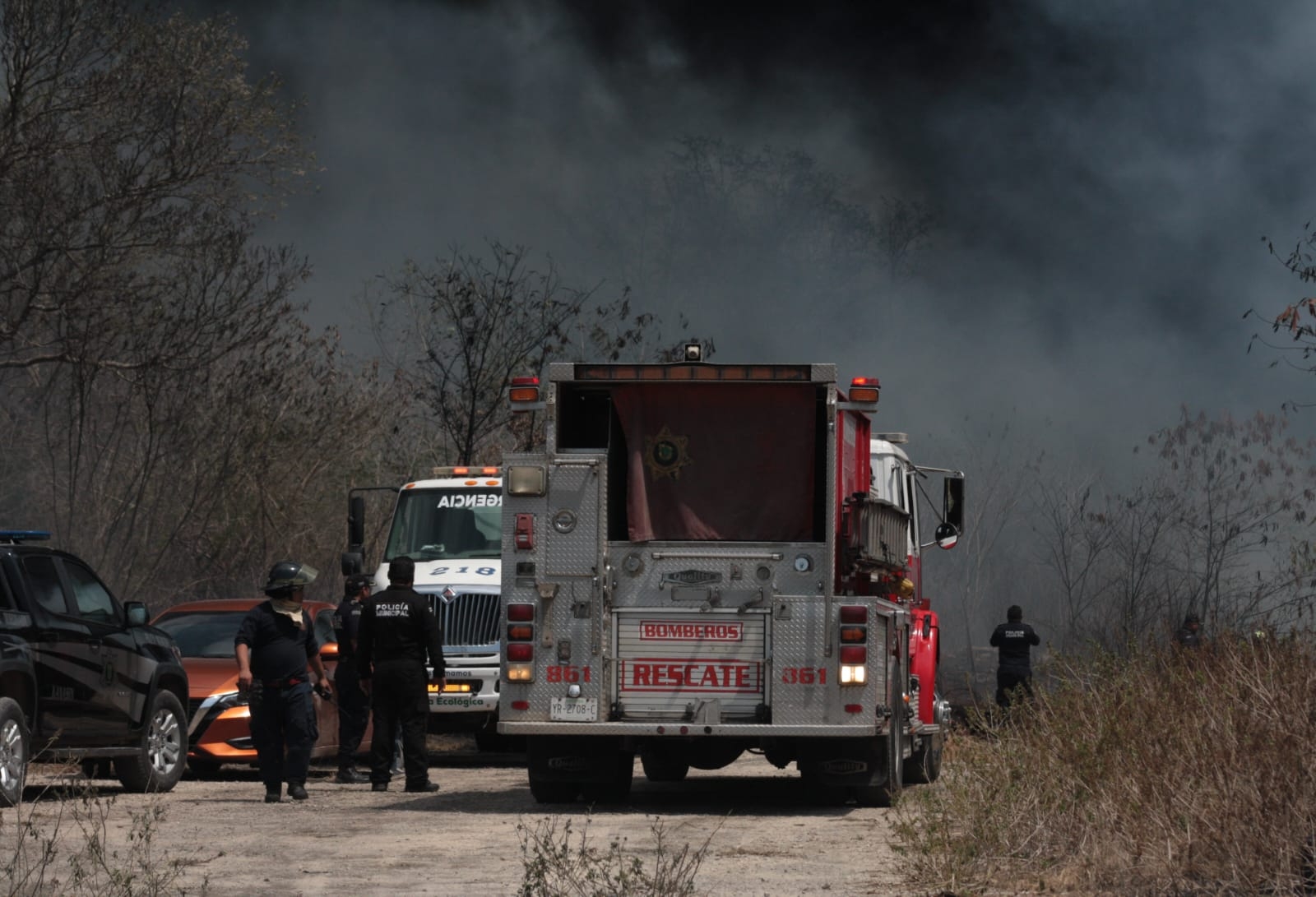 Fuego consume maleza en la carretera Mérida-Cancún: EN VIVO