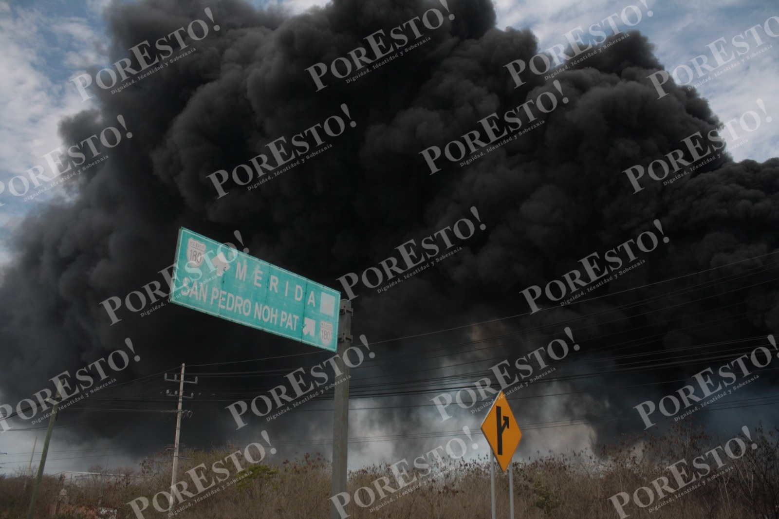 Incendio de una bodega de llantas llena de humo al Oriente de Mérida