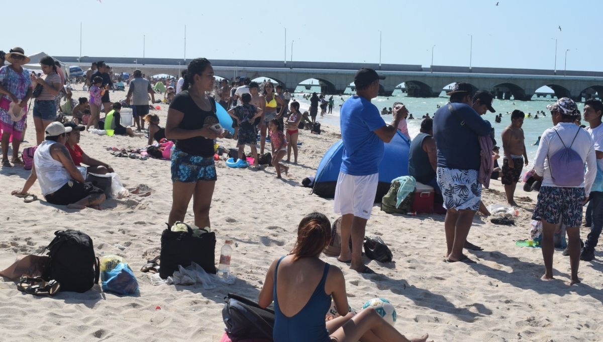 Más de mil bañistas concretan lleno total en las playas del puerto de Progreso