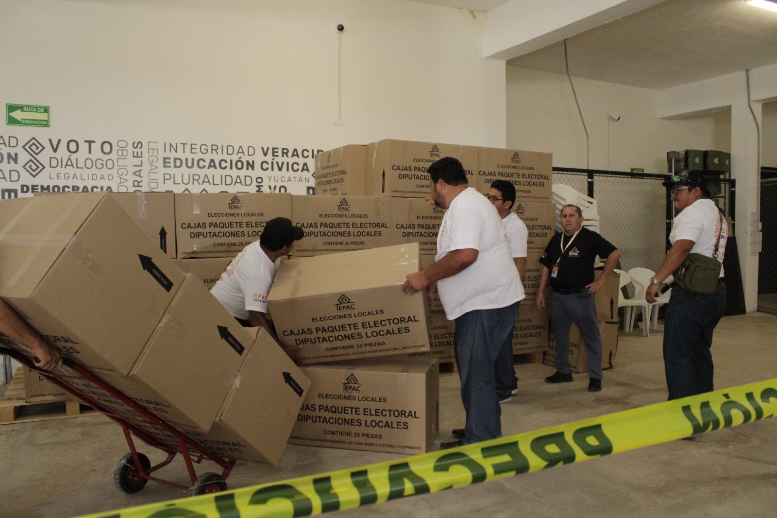 Instituto Electoral de Yucatán recibe segundo paquete con material para el 2 de junio