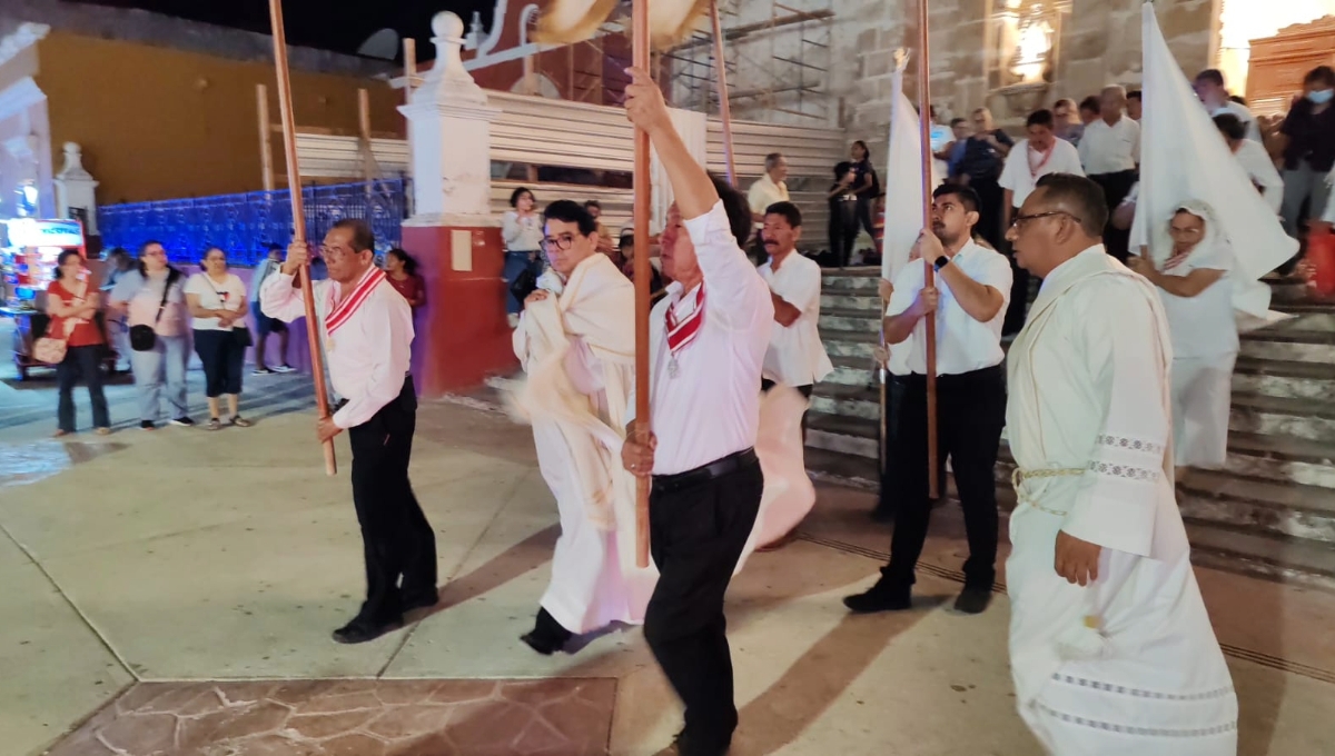 Feligreses acompañan la procesión del Santísimo desde la Catedral de Campeche: EN VIVO