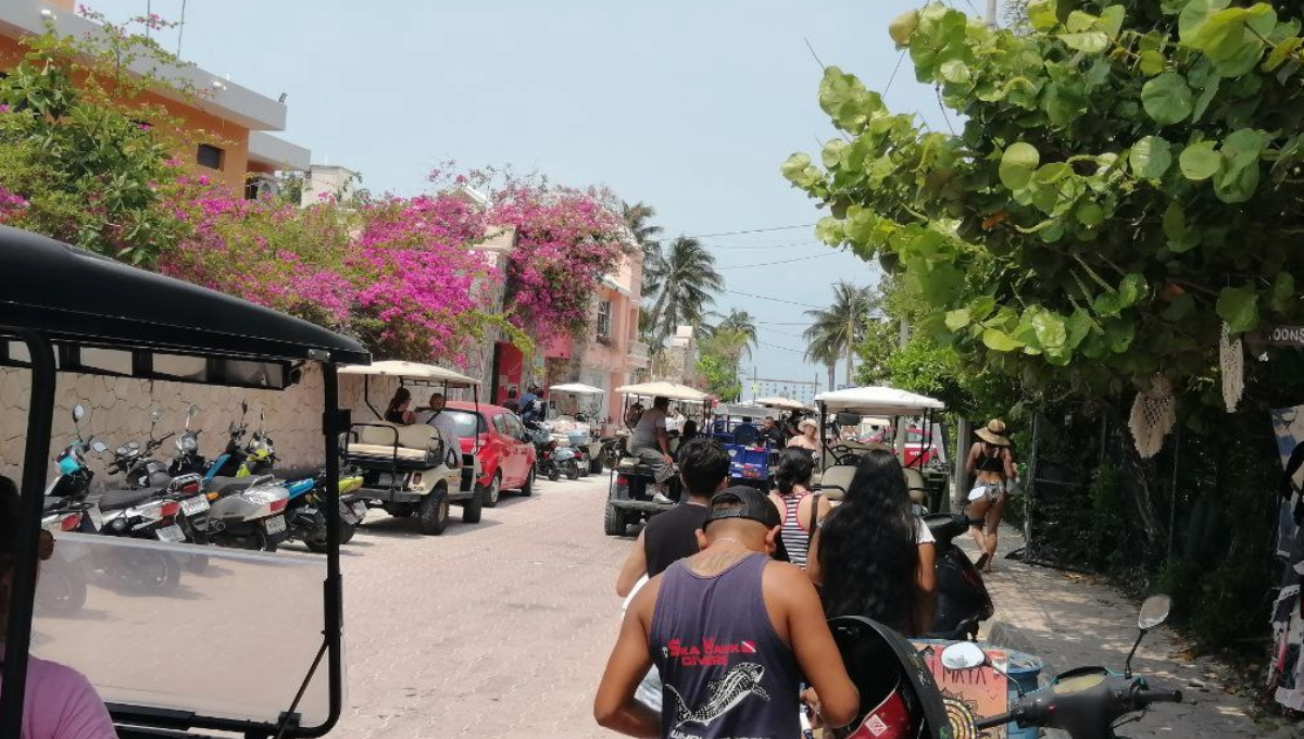 Playa Norte en Isla Mujeres, caos vehicular y falta de estacionamiento en Semana Santa