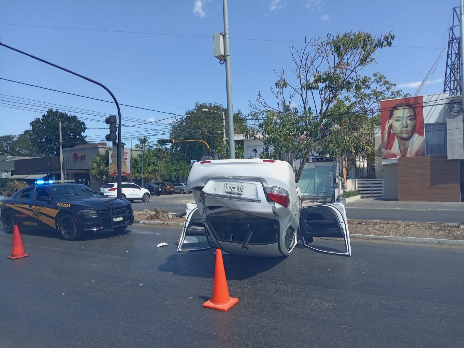 Conductor causa la volcadura de un auto en Mérida y huye